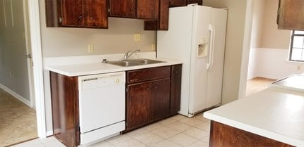 956 Gulfstream Rd in Hinesville, GA - Building Photo - Building Photo