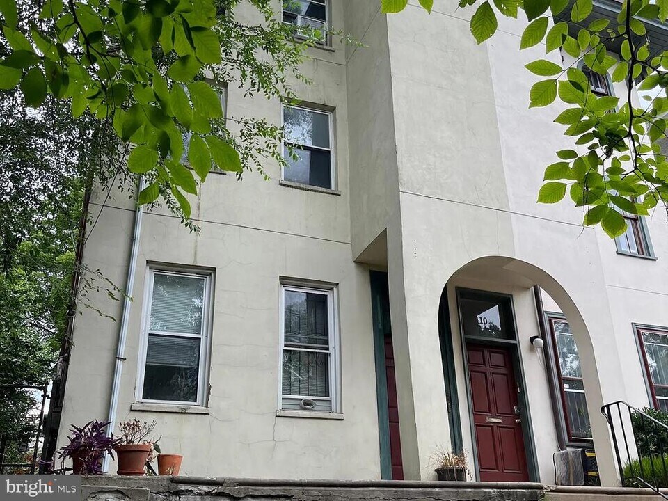 408 N 32nd St in Philadelphia, PA - Building Photo