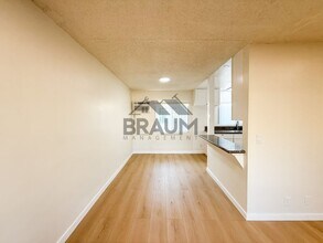 13115 Oxnard St in Los Angeles, CA - Foto de edificio - Building Photo