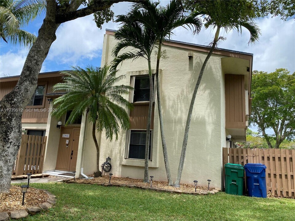 10925 SW 113th Pl in Miami, FL - Foto de edificio