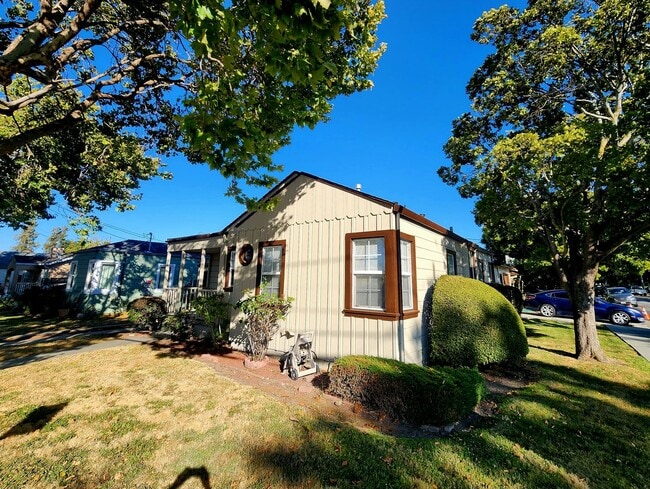 902 E Santa Inez Ave in San Mateo, CA - Building Photo - Building Photo