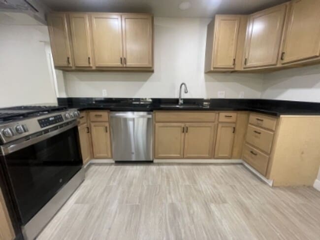 property at 4823 W Myrtle Ave
