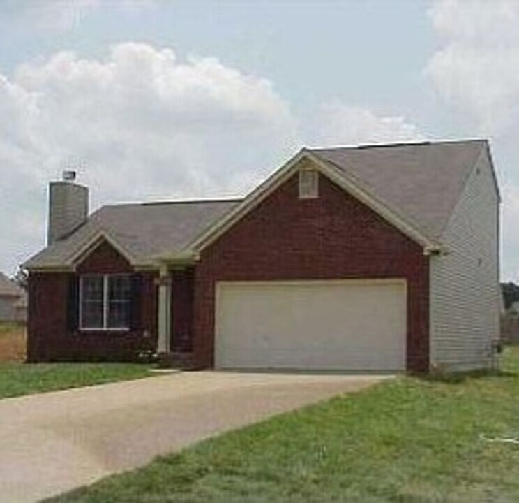 4004 Bradford Pear Ct in Louisville, KY - Building Photo