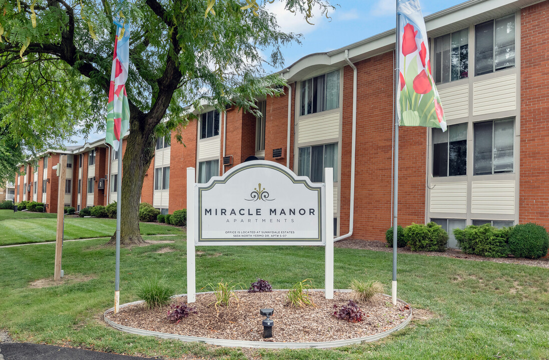 Miracle Manor in Toledo, OH - Foto de edificio