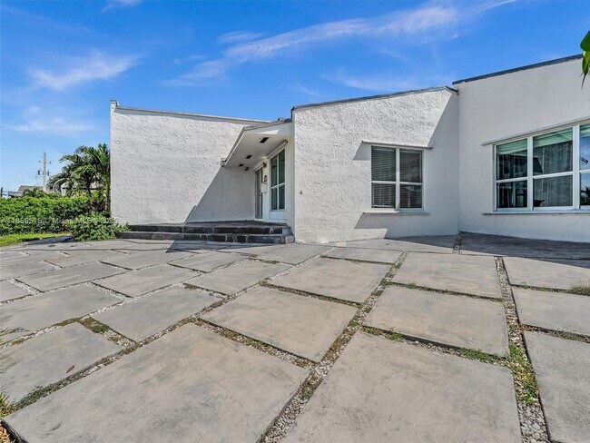 2001 NE 122nd Rd in North Miami, FL - Foto de edificio - Building Photo