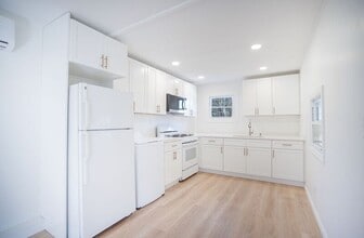 2401 Westfield St in West Springfield, MA - Building Photo - Building Photo