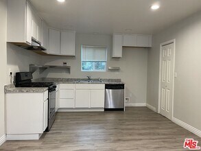 2417 1/2 Mayfield Ave in La Crescenta, CA - Building Photo - Building Photo