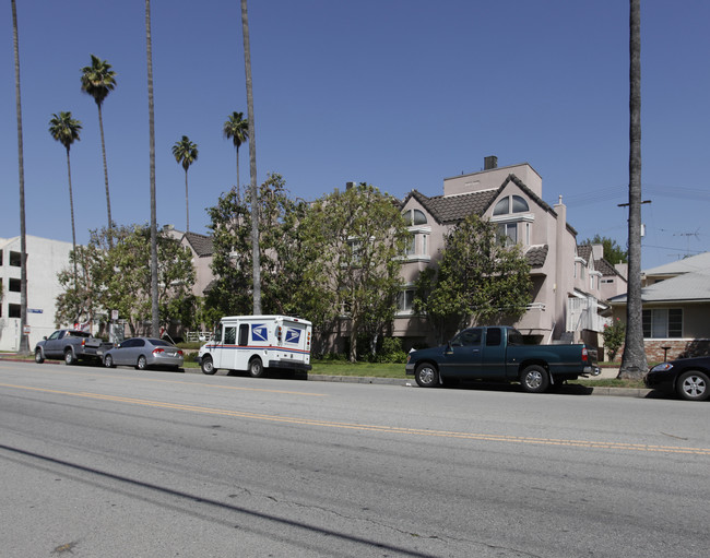 13119 Moorpark St in Van Nuys, CA - Foto de edificio - Building Photo