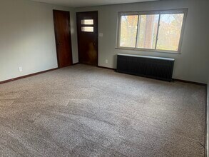 2 Hodgkiss Dr in Mckees Rocks, PA - Foto de edificio - Building Photo