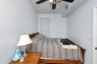 2348 W Moffat St, Unit 2R in Chicago, IL - Foto de edificio - Building Photo