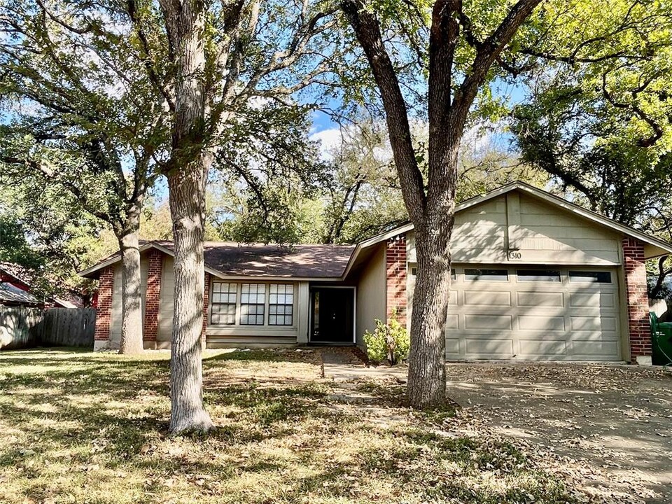 1310 Mimosa Pass in Cedar Park, TX - Foto de edificio