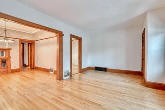 5113 W Wisconsin Ave in Milwaukee, WI - Building Photo - Building Photo