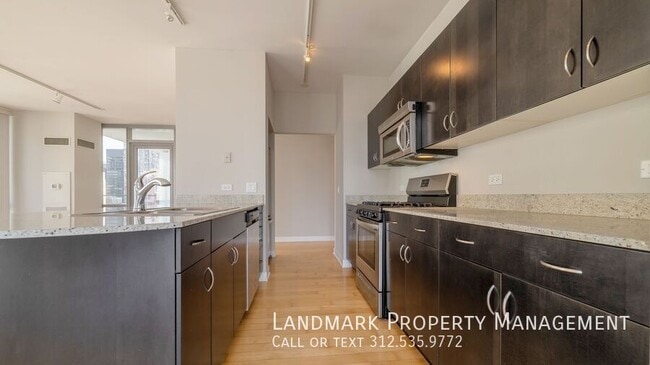 8 E Randolph St in Chicago, IL - Building Photo - Building Photo