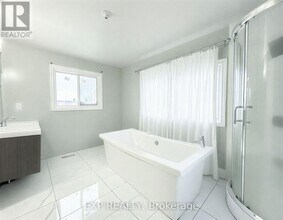 5 Gooderham Dr in Toronto, ON - Building Photo - Building Photo