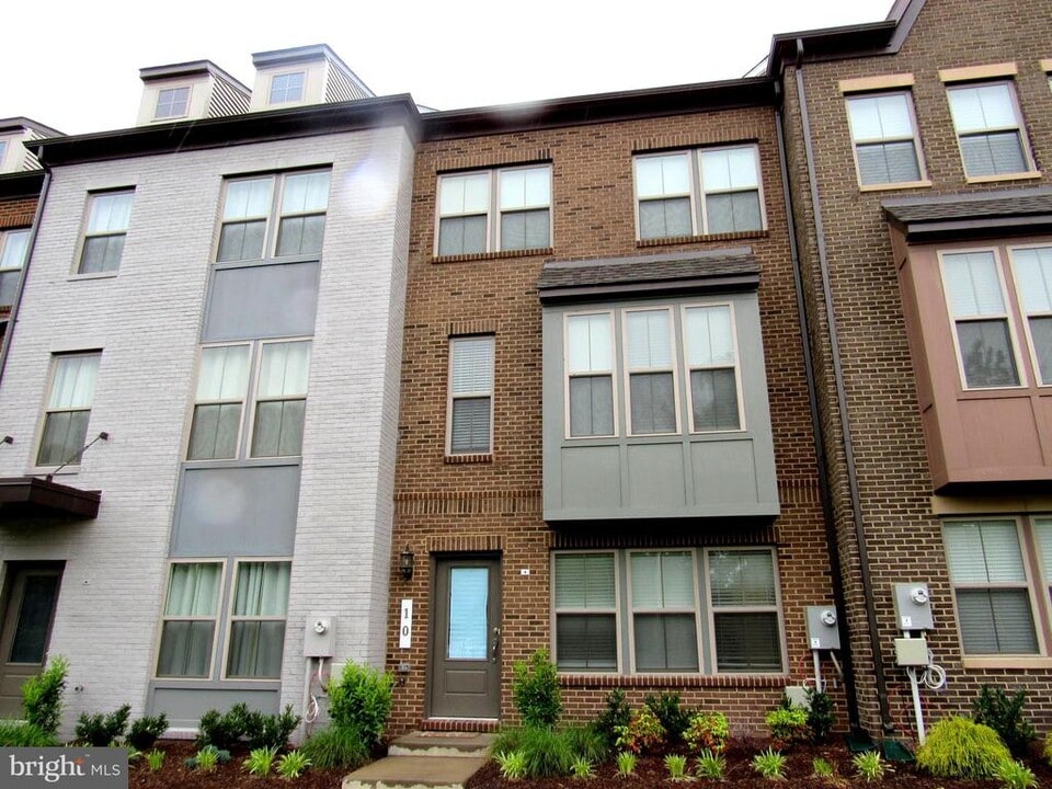 10 Capital Ct in Largo, MD - Building Photo