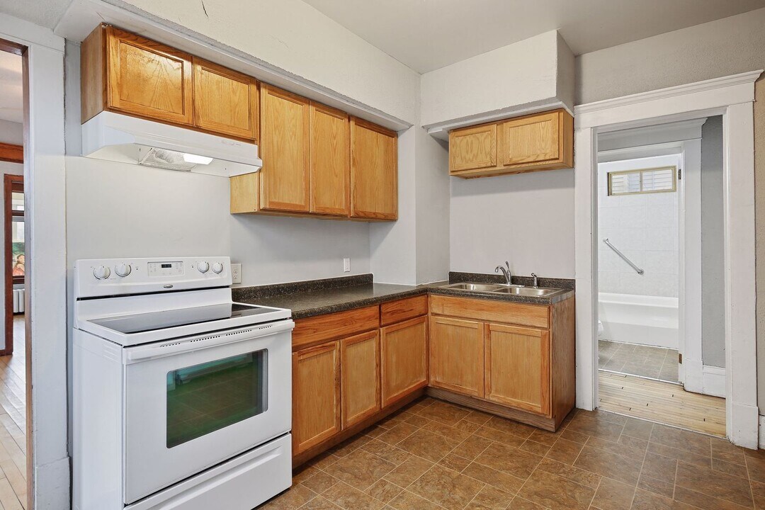 2218 Glenwood Ave in Minneapolis, MN - Building Photo