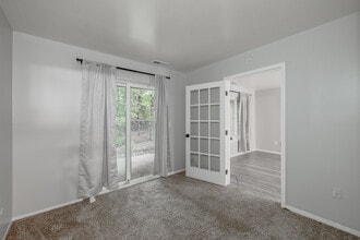 Masonic Estates in Warren, MI - Foto de edificio - Interior Photo