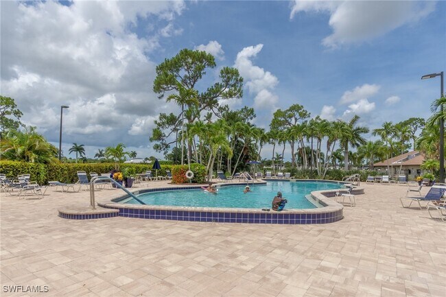 215 Palm Dr in Naples, FL - Foto de edificio - Building Photo