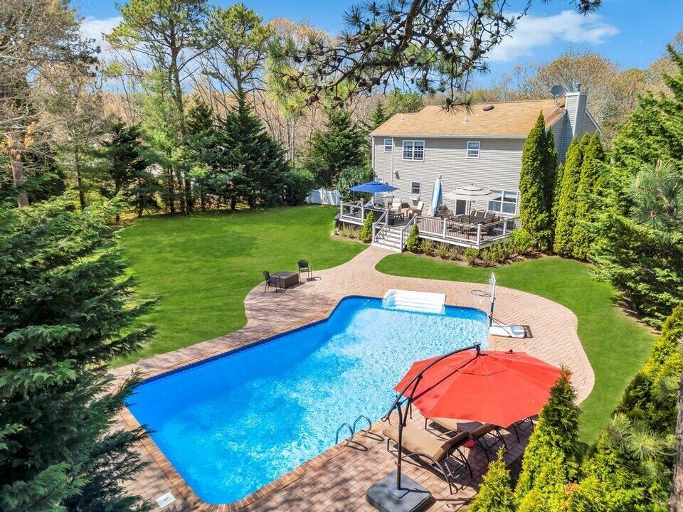 9 Deborah Dr in Westhampton Beach, NY - Building Photo