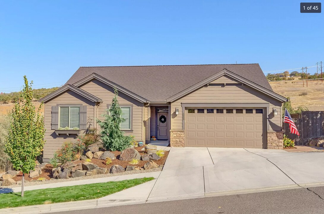 1634 Palermo St in Medford, OR - Building Photo