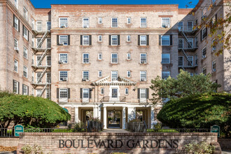 Boulevard Gardens in Woodside, NY - Foto de edificio - Building Photo