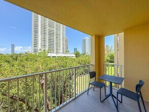 19601 E Country Club Dr in Aventura, FL - Building Photo - Building Photo