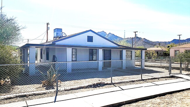 741 W Palo Verde Ave in Ajo, AZ - Foto de edificio - Building Photo