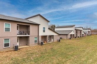 702 Courtyard Ln in Amelia, OH - Foto de edificio - Building Photo