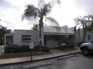 Peppertree Apartments in Ft. Myers, FL - Foto de edificio - Building Photo