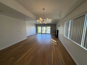 1247 Barry Ave, Unit 401 in Los Angeles, CA - Foto de edificio - Building Photo
