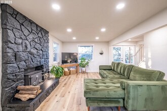 31095 SW 5th St in Lebanon, OR - Building Photo - Building Photo