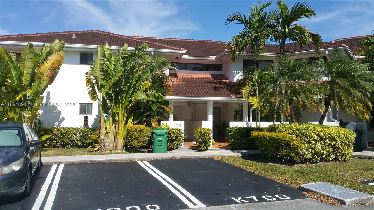 9656 SW 138th Ave in Miami, FL - Foto de edificio