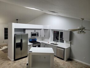 18885 Oakview Way in Lake Elsinore, CA - Building Photo - Building Photo