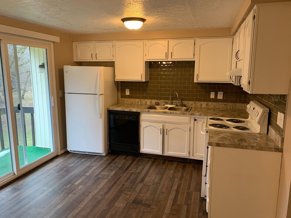 450 South St in Lockport, NY - Building Photo