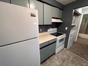 902 Benton Dr in Iowa City, IA - Building Photo - Building Photo