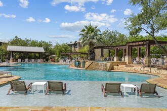 Platinum Shavano Oaks in San Antonio, TX - Building Photo - Building Photo