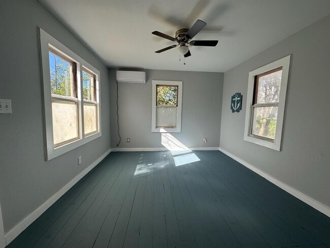 511 Main St in Martindale, TX - Building Photo - Building Photo