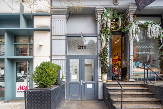 211-215 W Broadway in New York, NY - Foto de edificio - Building Photo