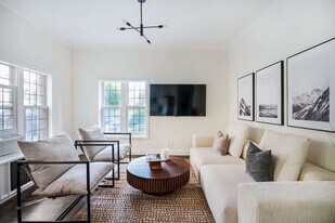 10 5th Ave in New York, NY - Building Photo