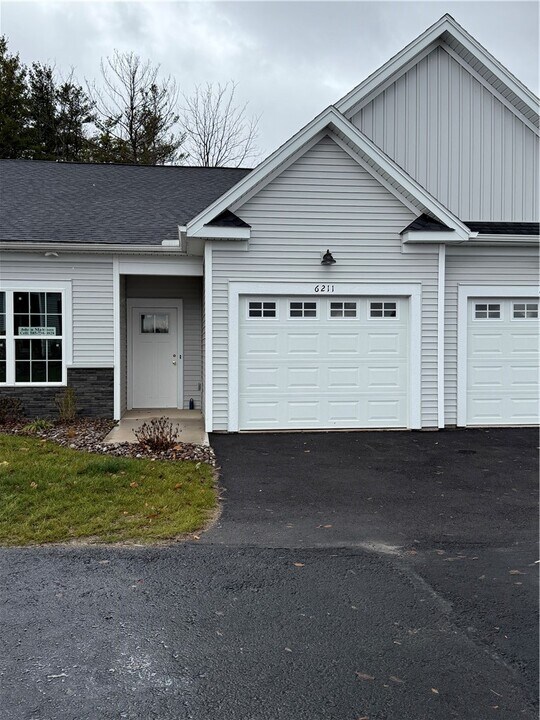 6213 Blossom Ridge Cir in Ontario, NY - Building Photo