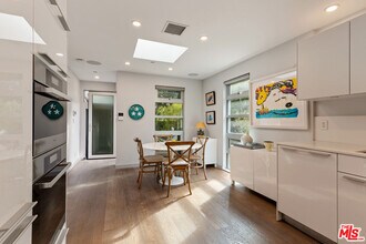 329 Westbourne Dr in West Hollywood, CA - Building Photo - Building Photo