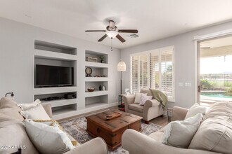 3725 E Meadowview Dr in Gilbert, AZ - Building Photo - Building Photo