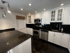 28 Carriage Dr in Simsbury, CT - Building Photo - Building Photo