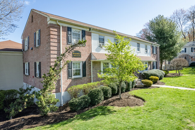 Hilltop Manor Apartments in Little Falls, NJ - Building Photo - Building Photo