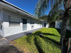 117 SW 5th Ct in Dania Beach, FL - Building Photo