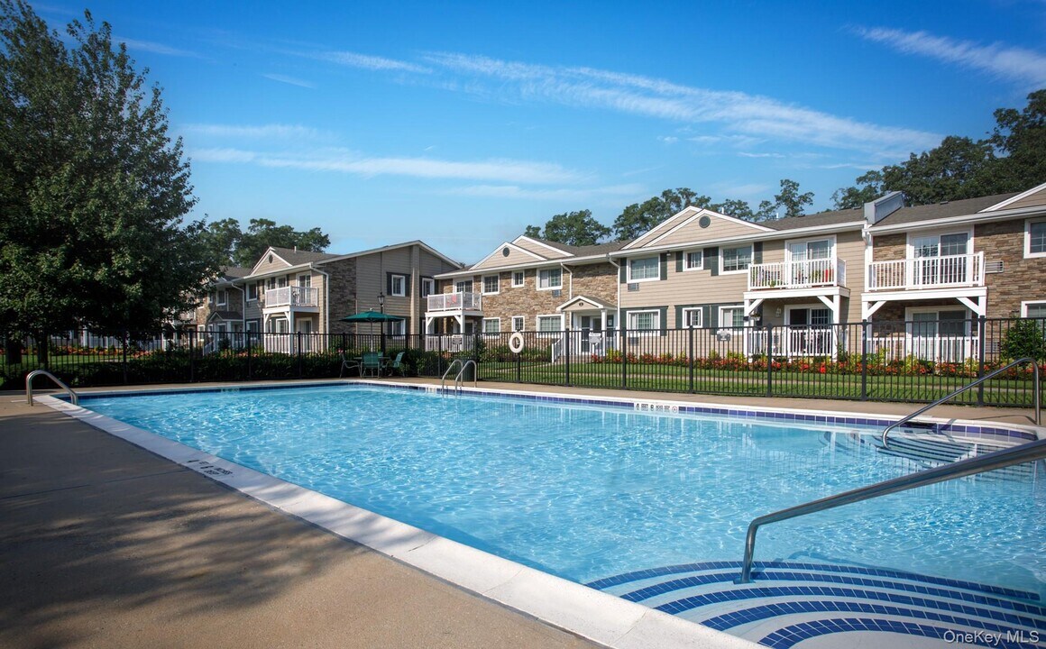 4 Williams Blvd in Lake Grove, NY - Building Photo