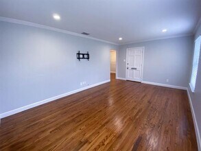 5024 W University Blvd in Dallas, TX - Foto de edificio - Building Photo