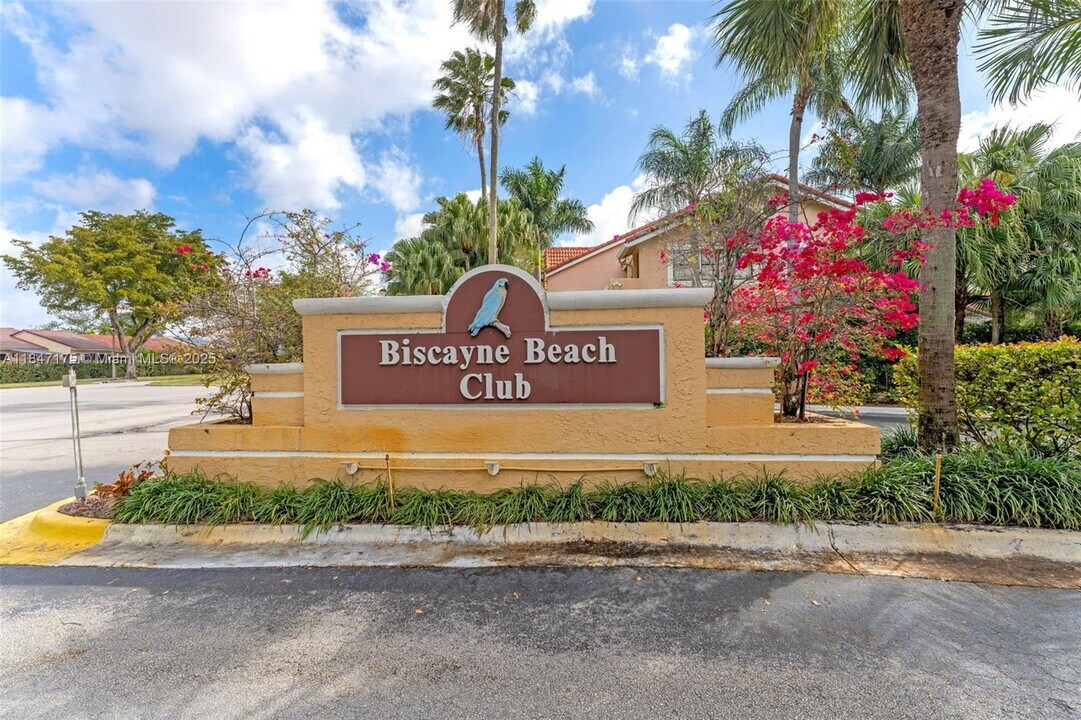 10441 SW 156th Ct in Miami, FL - Building Photo
