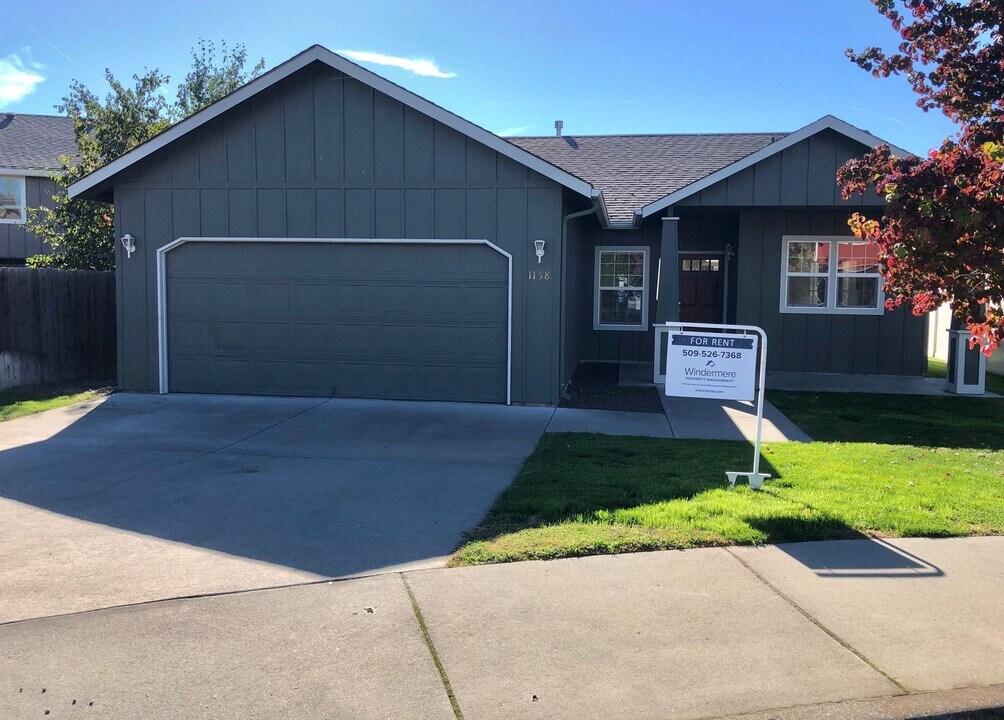 1158 SE Surita Ct in College Place, WA - Building Photo