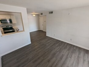 240 Mission Catalina Ln in Las Vegas, NV - Building Photo - Building Photo